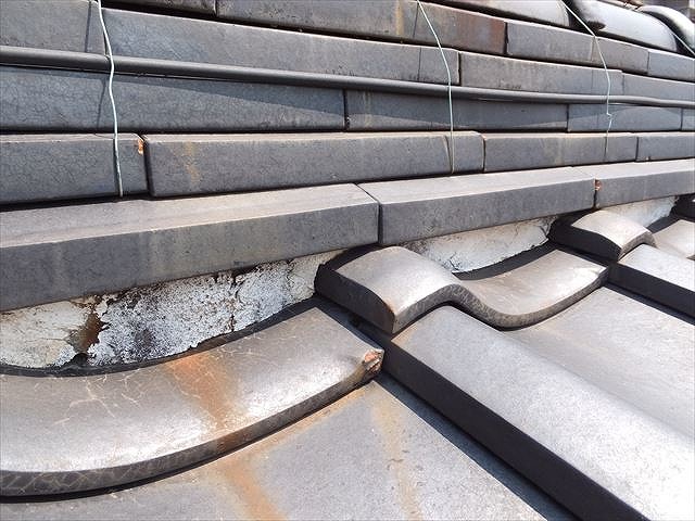 カビが生えて劣化した漆喰